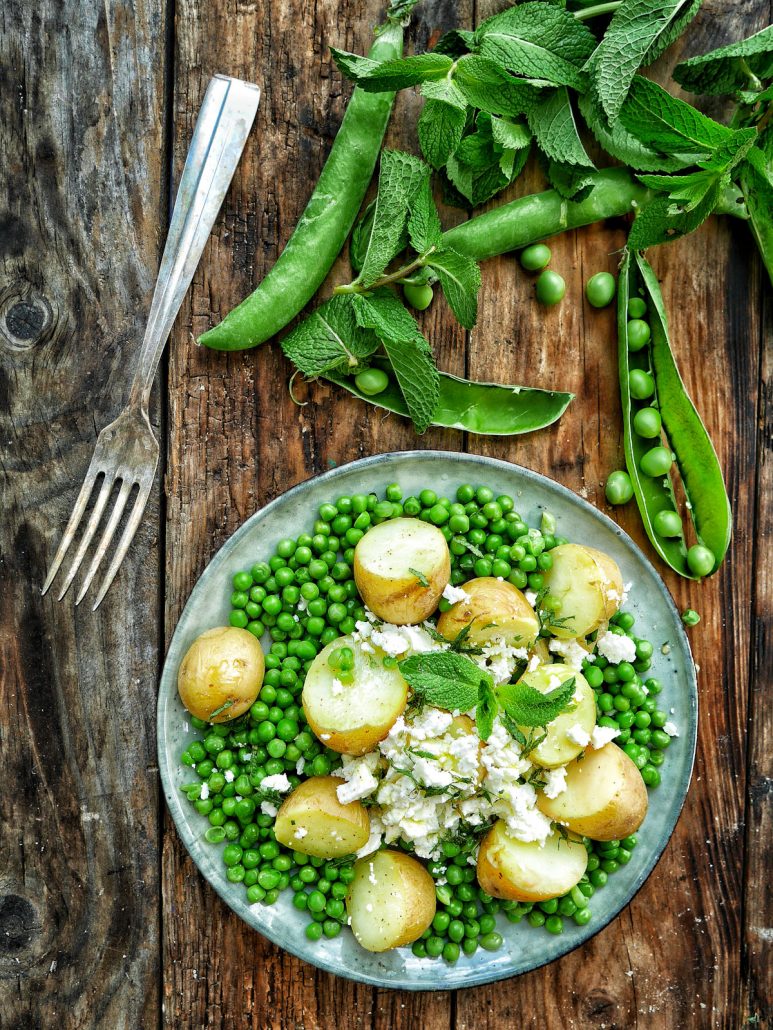 assiette de petits pois à la menthe, feta et pommes de terre