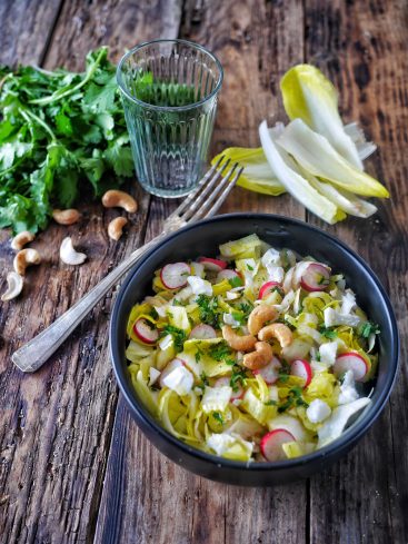 Salade d'endives, radis, noix de cajou et coriandre