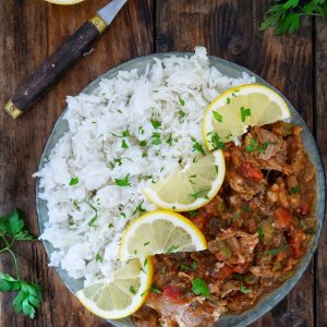 Plat de riz et ragoût de viande au citron.