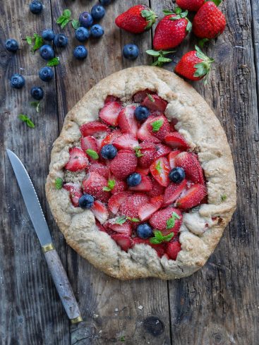 Galette rustique aux fraises et myrtilles sur bois