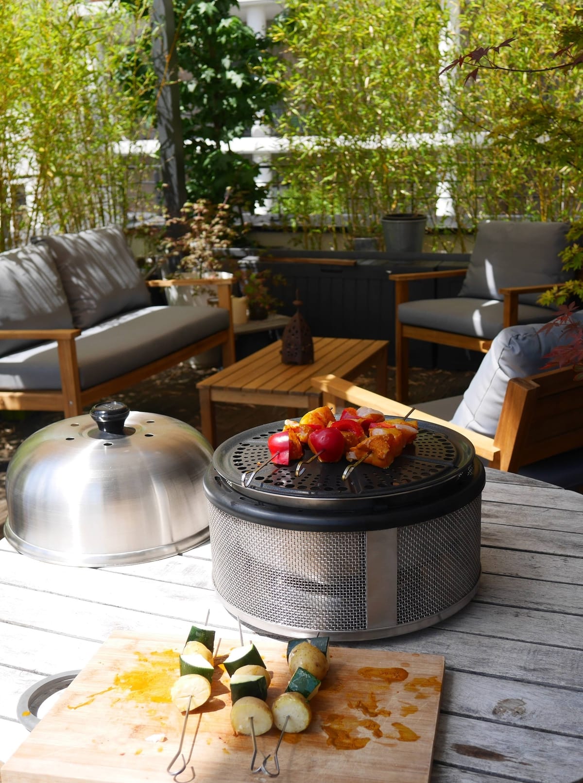 Barbecue de brochettes sur terrasse ensoleillée.