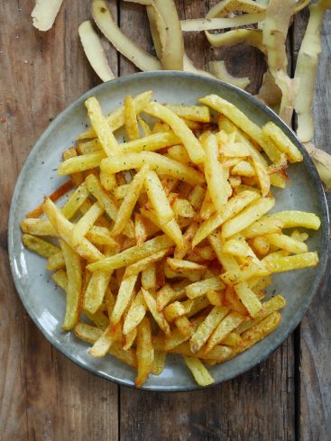 Assiette de frites maison sur une table en bois