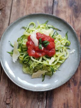 Spaghettis de courgettes, sauce tomate au basilic