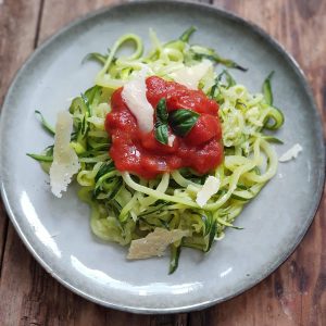 Spaghetti de courgette, sauce tomate et parmesan