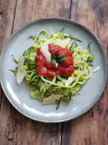 Spaghetti de courgette, sauce tomate et parmesan