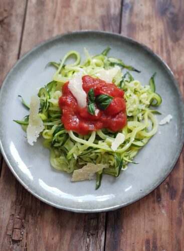 Spaghettis de courgettes, sauce tomate au basilic