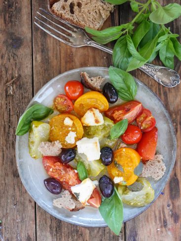 Salade de tomates anciennes, feta, olives et basilic