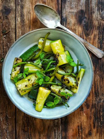Salade de courgettes et haricots verts à la menthe.