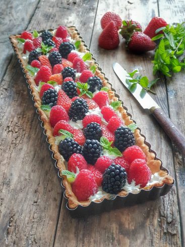 Tarte aux fruits rouges frais : fraises, framboises, mûres.