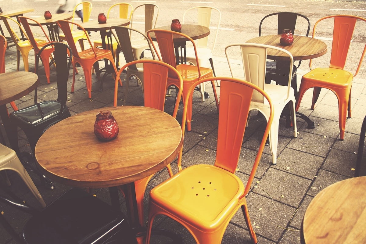 Tables et chaises colorées de café en extérieur.