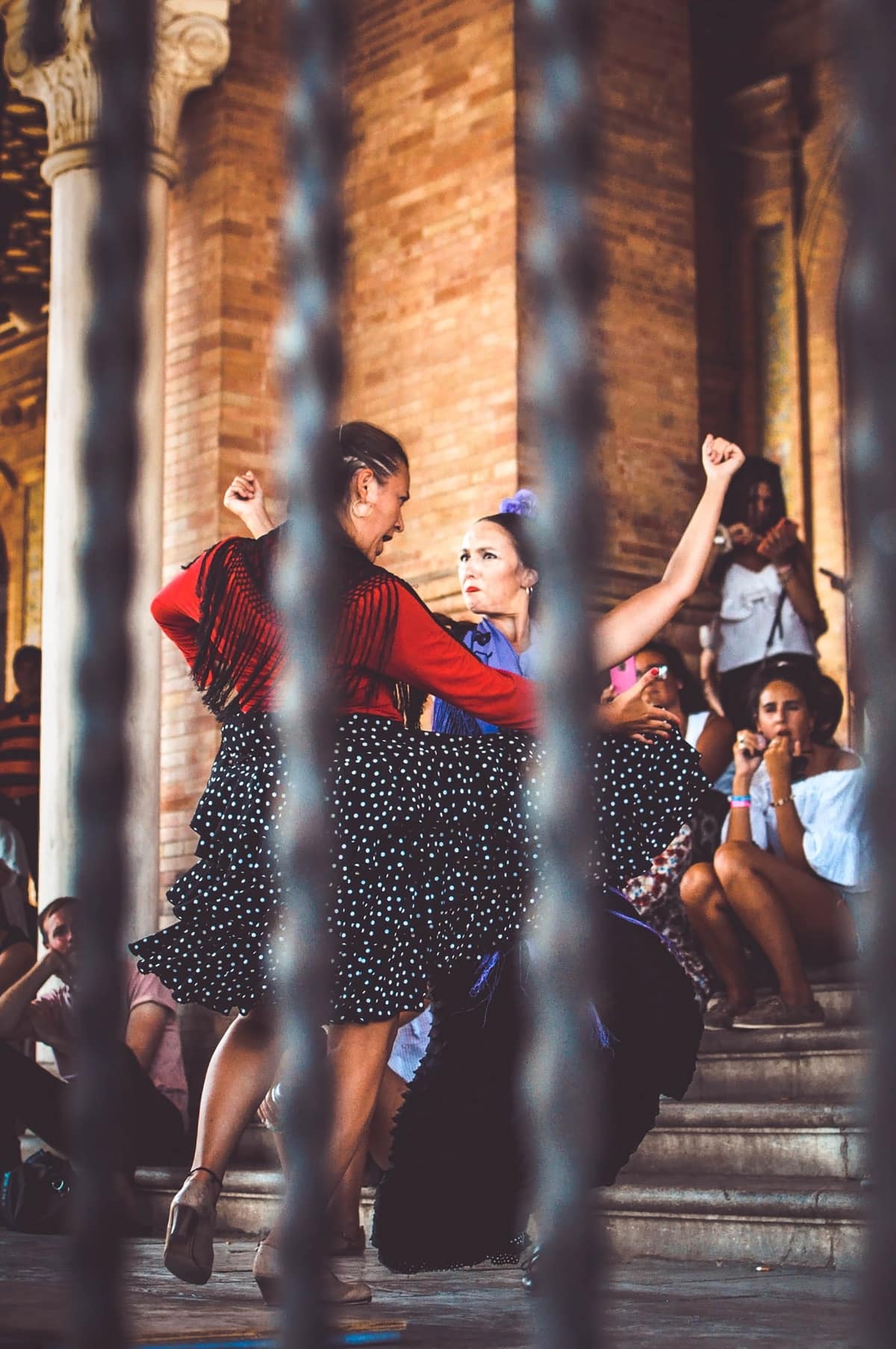 Deux femmes dansent le flamenco à Séville.