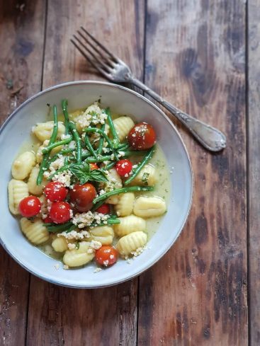 Assiette de gnocchis avec haricots verts et tomates cerises