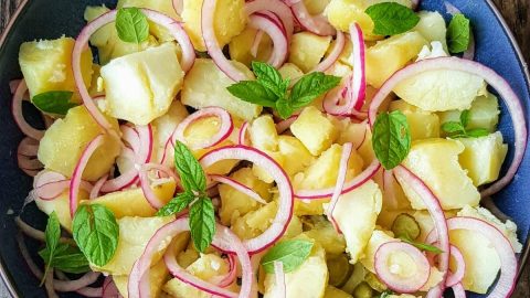 salade de pommes de terre oignons rouge, menthe et cornichons