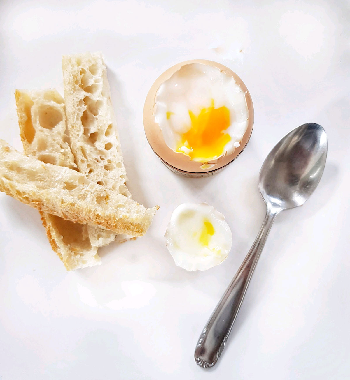 œuf à la coque et mouillettes de pain