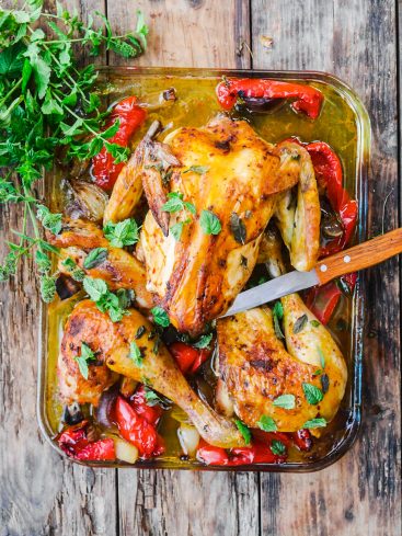 Poulet rôti aux poivrons rouges et herbes fraîches.
