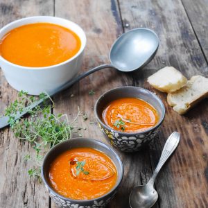 Soupe de potiron maison servie sur une table rustique