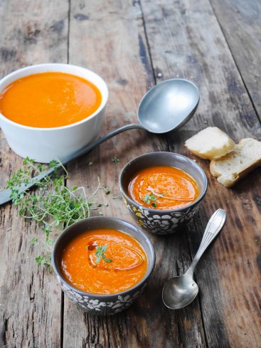 Soupe de potiron maison servie sur une table rustique