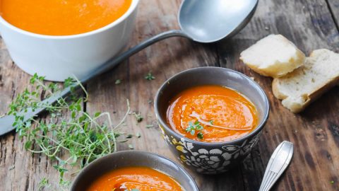 bols de soupe de poivron rouge