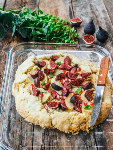 Galette aux figues, grenade et herbes fraîches.