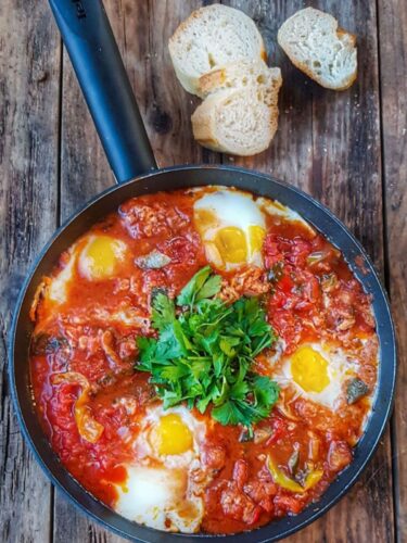 Shakshuka avec du pain, prête à être dégustée.