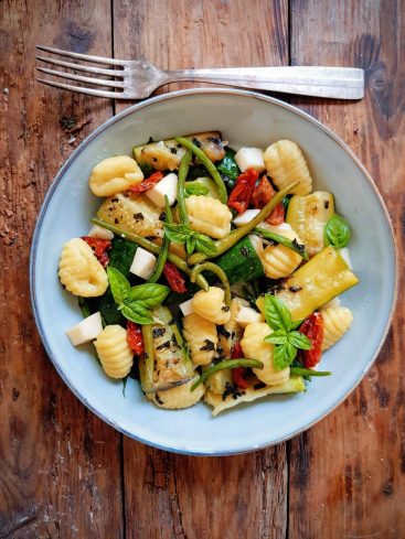 Salade de gnocchis aux légumes d'été grillés.