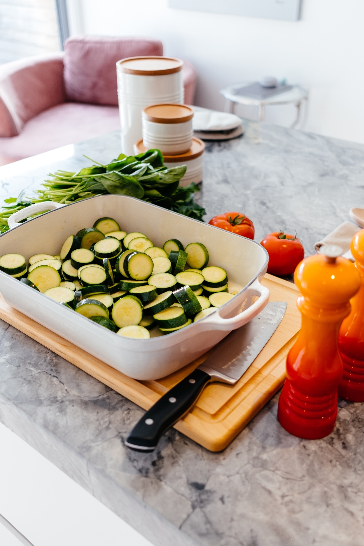 Préparation de légumes : courgettes, épinards, tomates