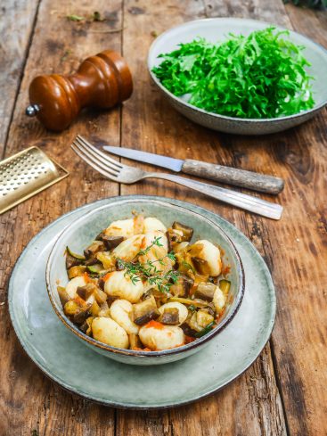 Gnocchis aux légumes, salade et moulin à poivre