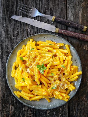 Macaronis au fromage avec parmesan et basilic