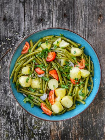 Salade de haricots verts, pommes de terre et tomates.