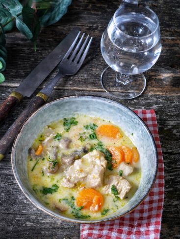 Blanquette de volaille avec carottes et champignons