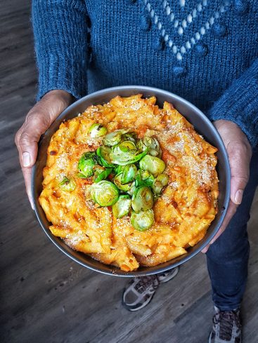 Pâtes au fromage et choux de Bruxelles rôtis.