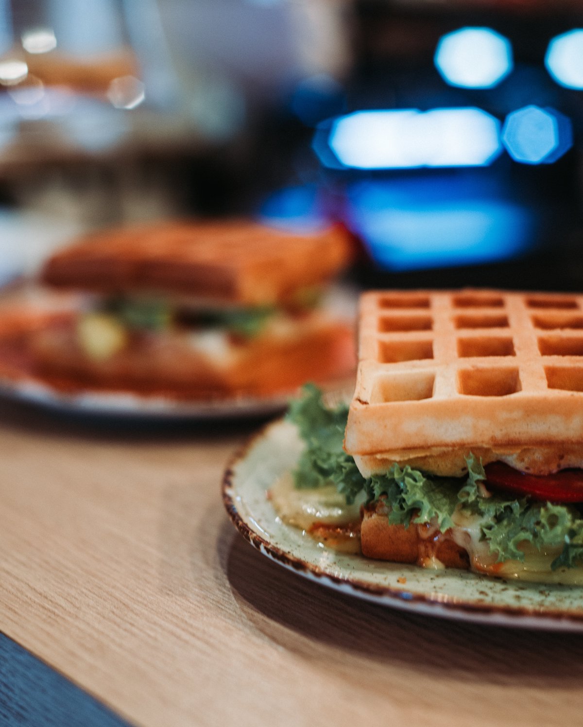 Gaufre salée garnie sur assiette, avec salade et fromage
