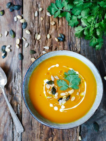 Bol de soupe au potiron avec graines et coriandre