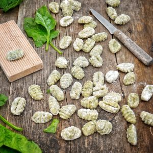 Gnocchis aux épinards faits maison, table en bois