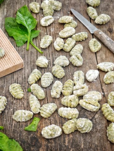 Gnocchis aux épinards faits maison, table en bois