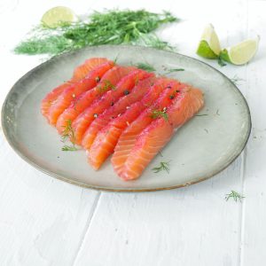 Saumon mariné à la betterave avec aneth et citron vert