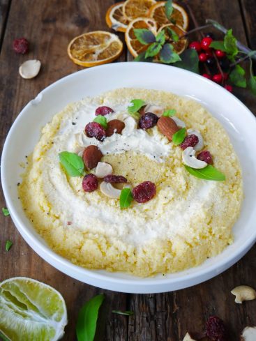 Plat de polenta crémeuse avec fruits secs et herbes