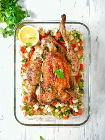 Poulet rôti aux légumes et citron dans un plat