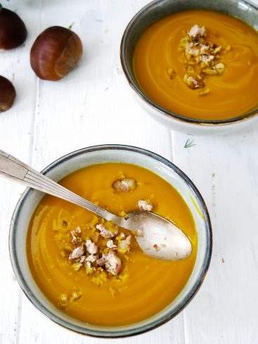 Soupe potimarron châtaignes, présentée dans des bols