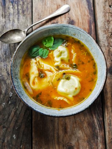 Soupe de tortellinis à la tomate et basilic