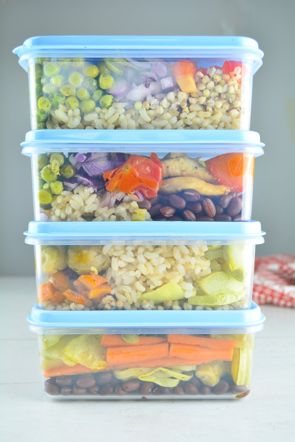 Repas préparés: boîtes avec riz, légumes et haricots.