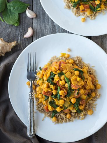 Curry de pois chiches et riz complet sur table
