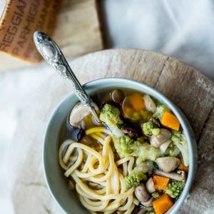 Soupe de nouilles, légumes et parmesan Reggiano