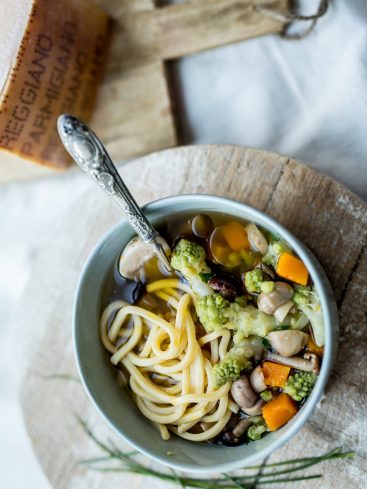 Soupe de nouilles, légumes et parmesan Reggiano