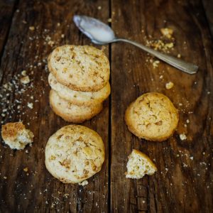Biscuits aux noix et cuillère sur table en bois.
