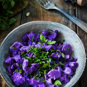 Salade de pommes de terre violettes et persil frais.