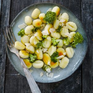 Gnocchis poêlés au brocoli et parmesan sur assiette vintage