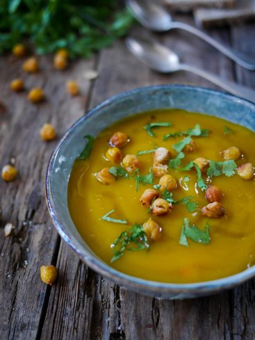 Soupe de potiron aux pois chiches rôtis et coriandre