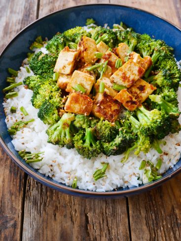 Bol de riz, brocoli et tofu caramélisé