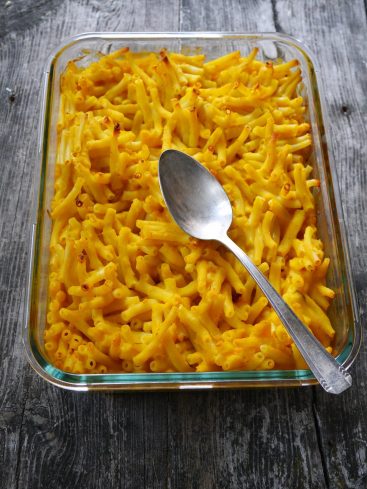 Macaronis au fromage cuits au four avec cuillère.